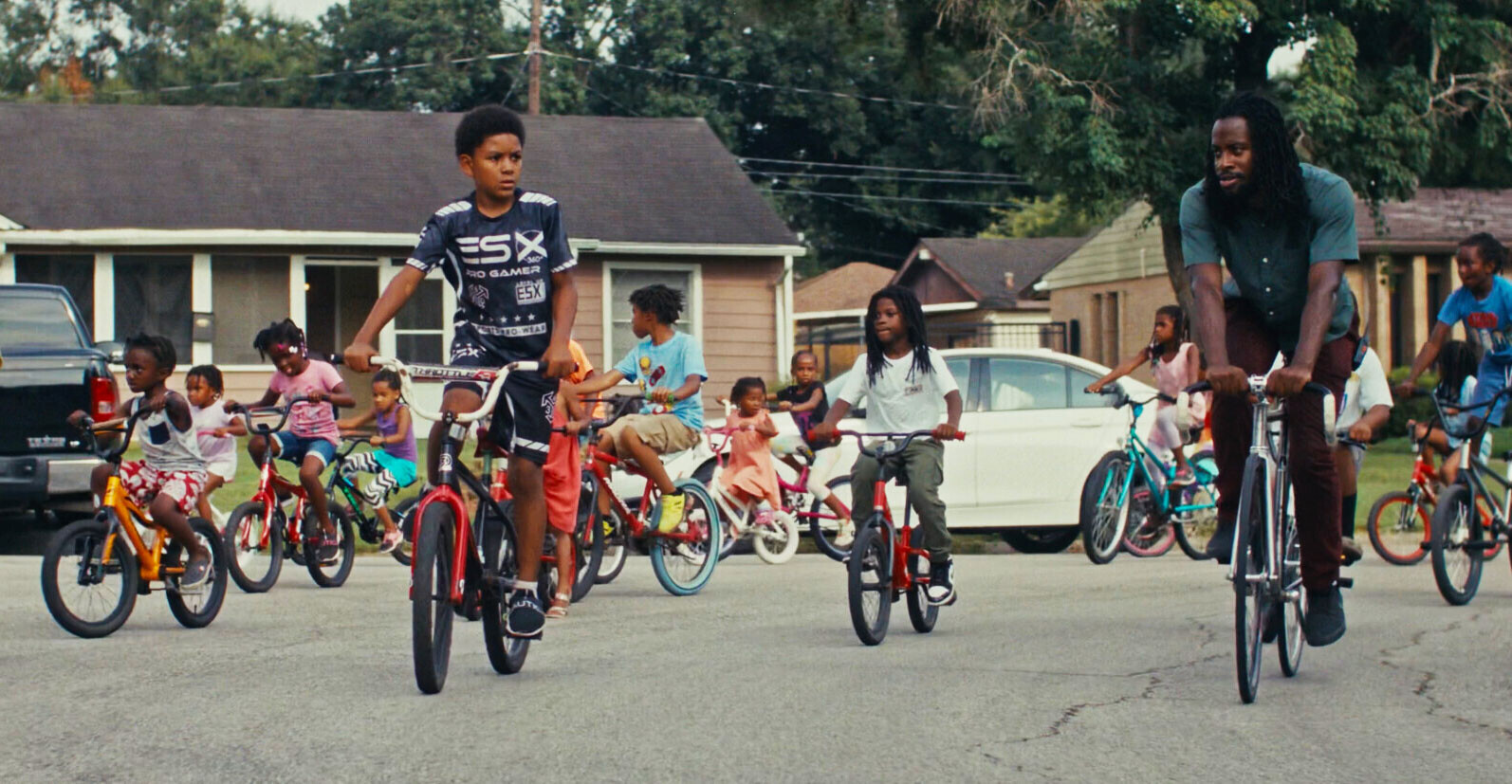 Omari Cato f&auml;hrt mit Kindern in der Nachbarschaft BMX, bringt ihnen das Fahren bei und begeistert sie daf&uuml;r.