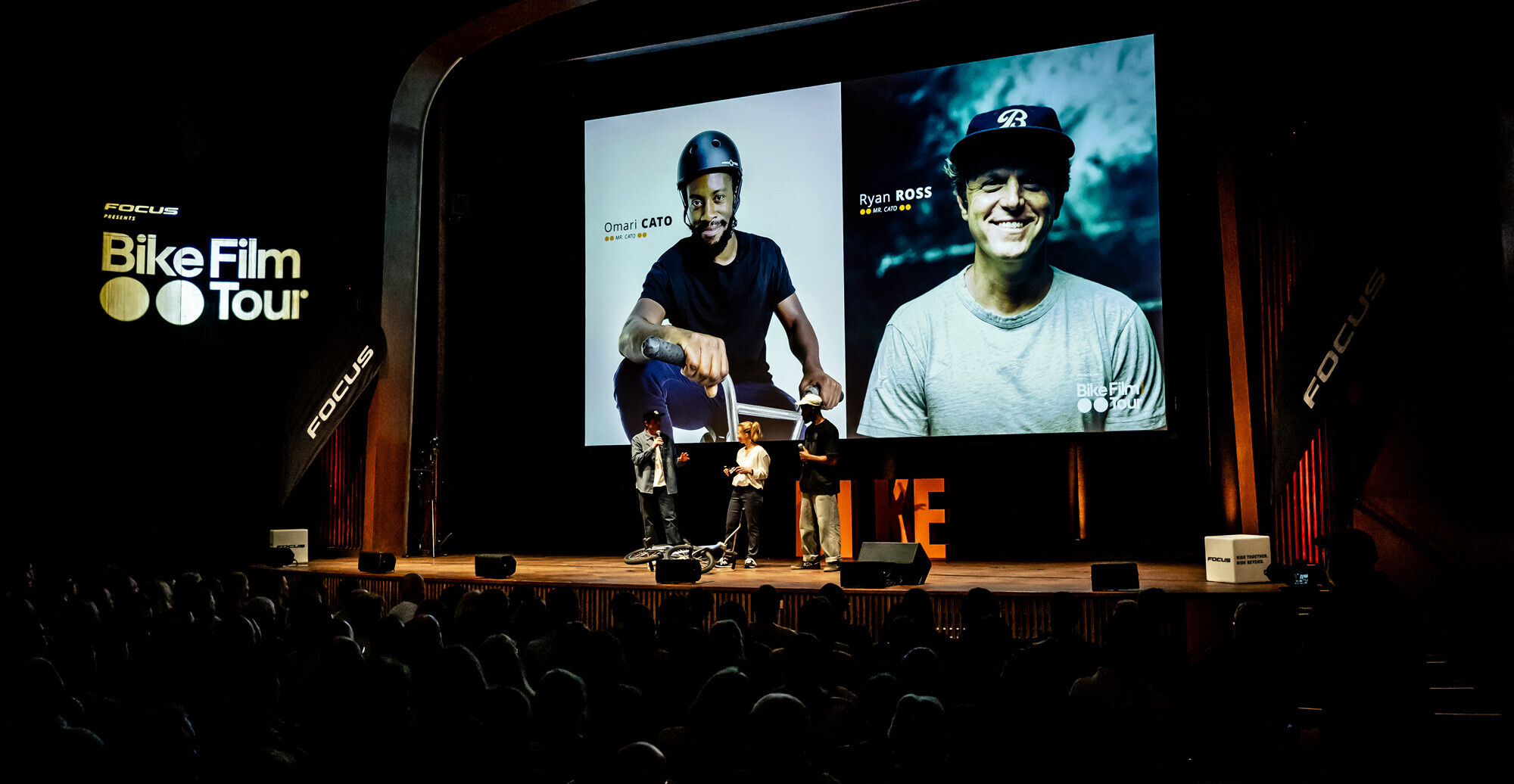 Omari Cato und der Filmemacher Ryan Ross auf der B&uuml;hne w&auml;hrend der Veranstaltung der Bike Film Tour.