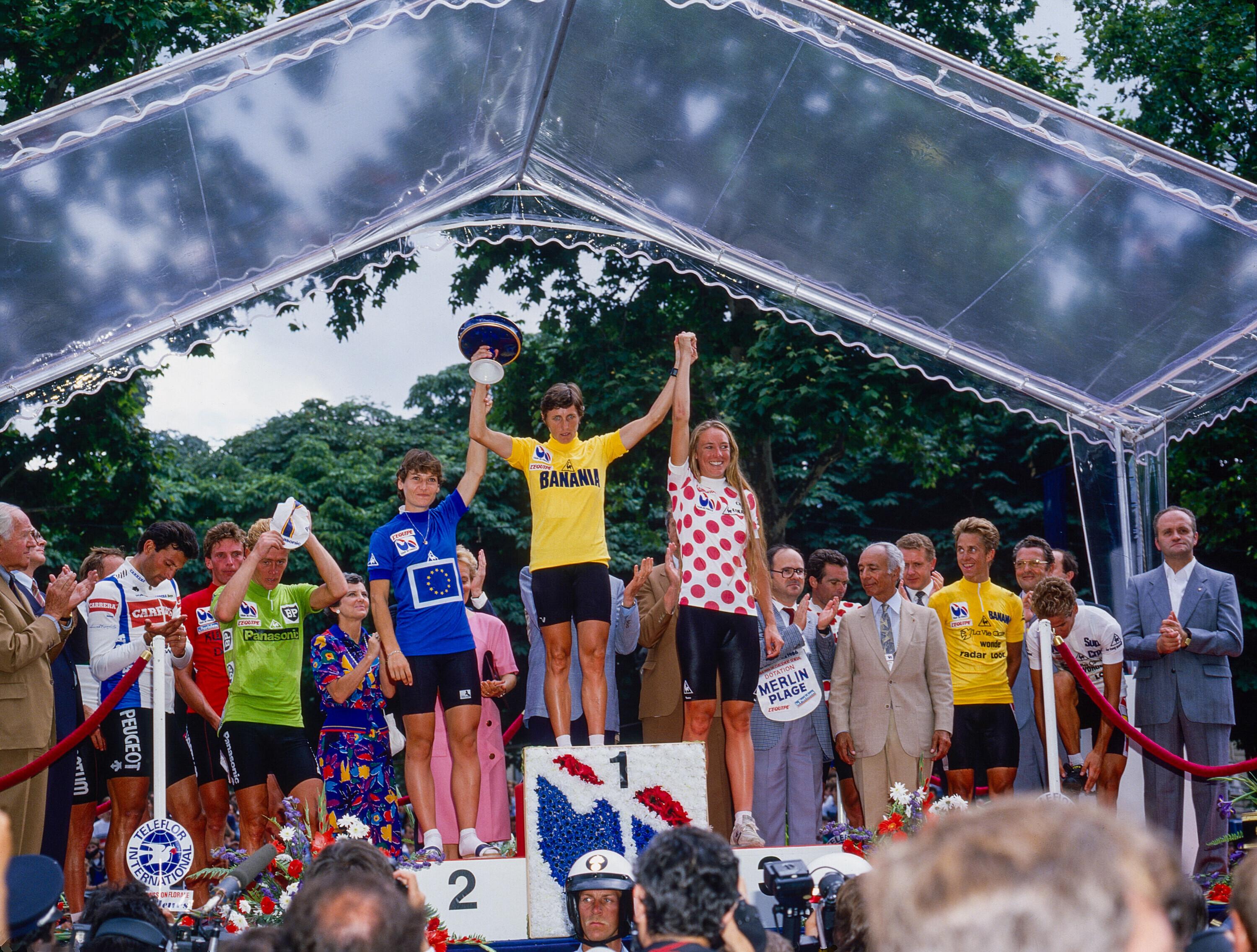 Die Siegerehrung der Tour de France F&eacute;minin mit der Gesamtsiegerin im Gelben Trikot.