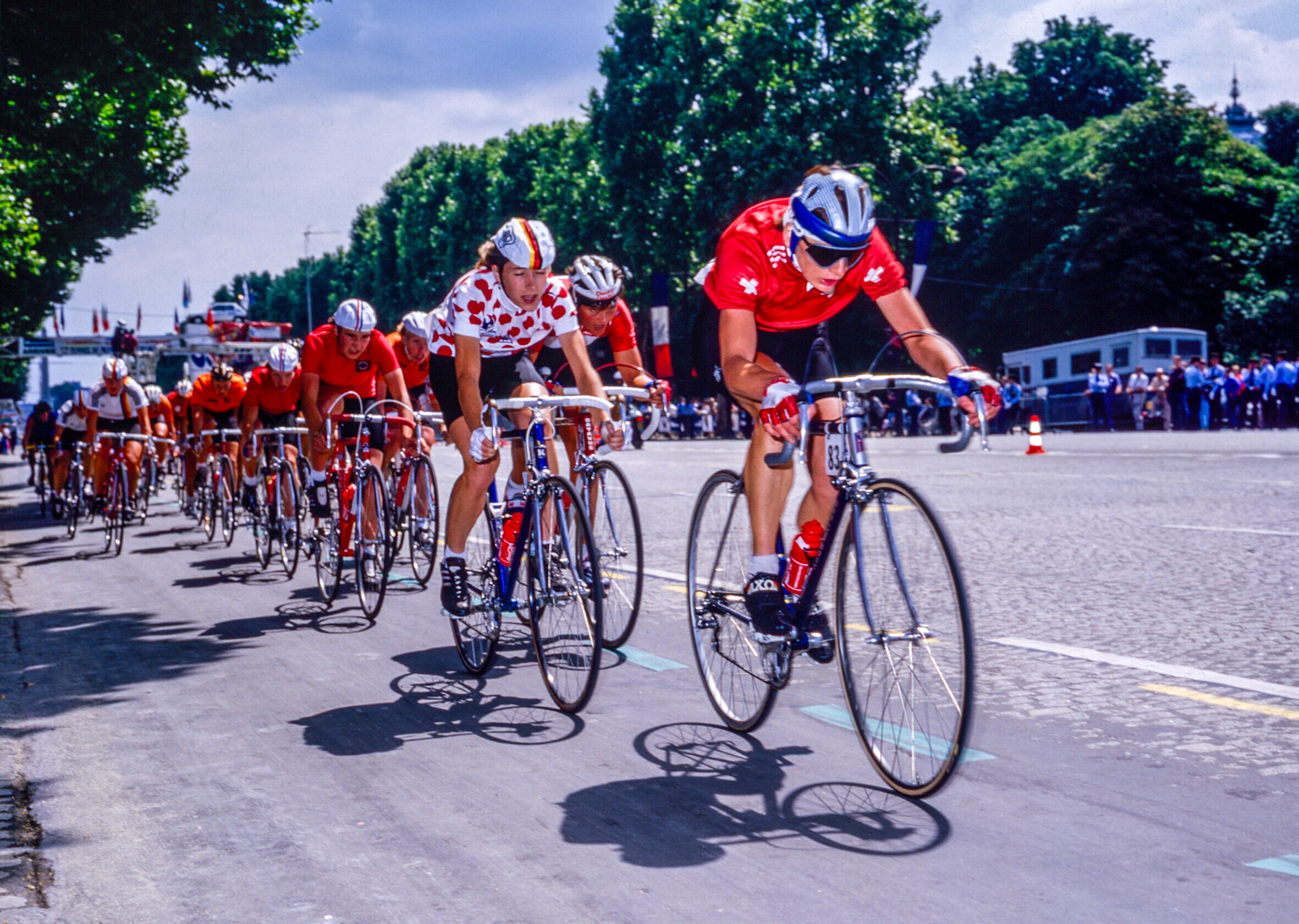 Radfahrerinnen im Peloton w&auml;hrend der Tour de France F&eacute;minin in den 1980er Jahren, mit einer Fahrerin im gepunkteten Trikot ganz vorne.
