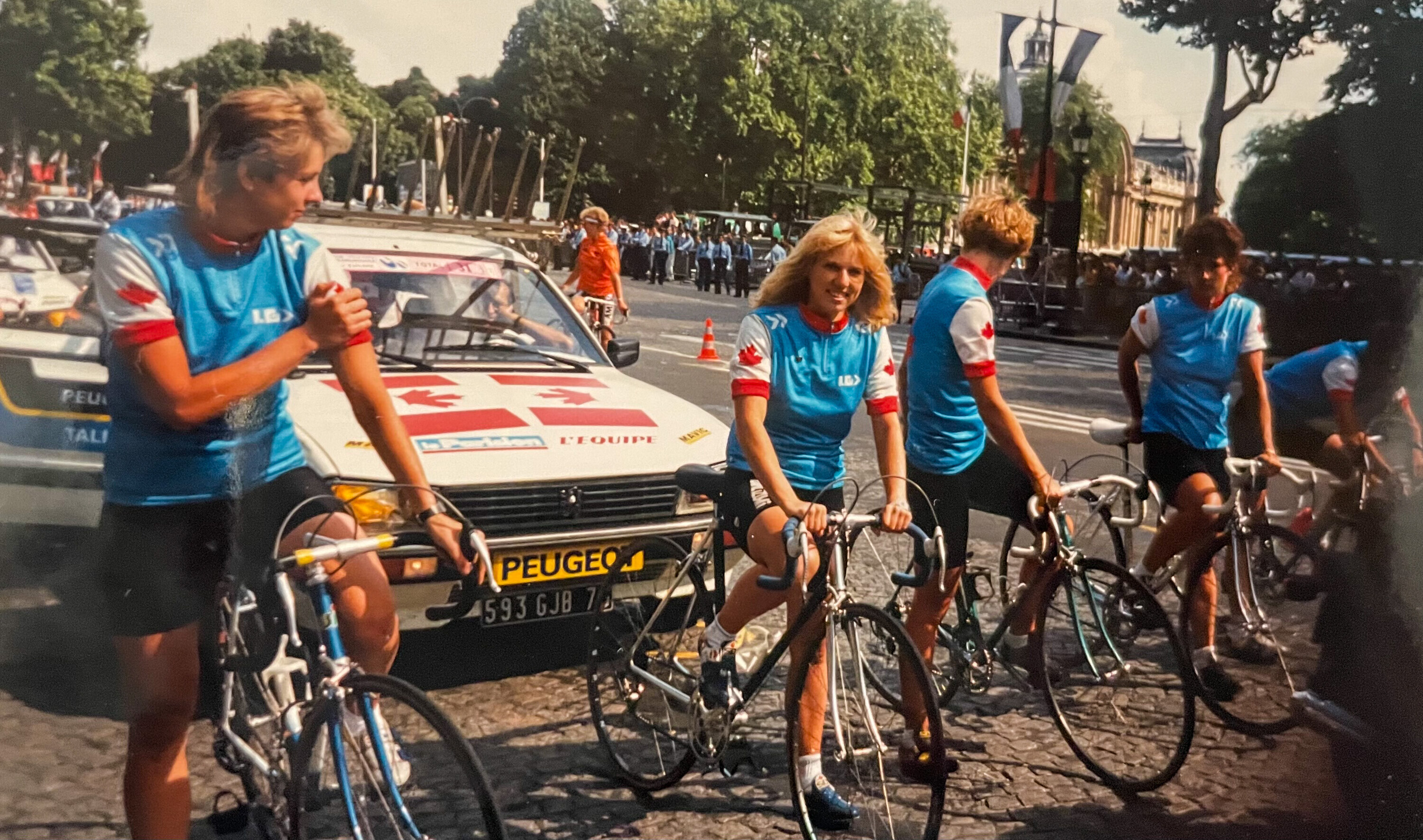 Mitglieder des kanadischen Teams bei den Vorbereitungen f&uuml;r eine Etappe der Tour de France F&eacute;minin.