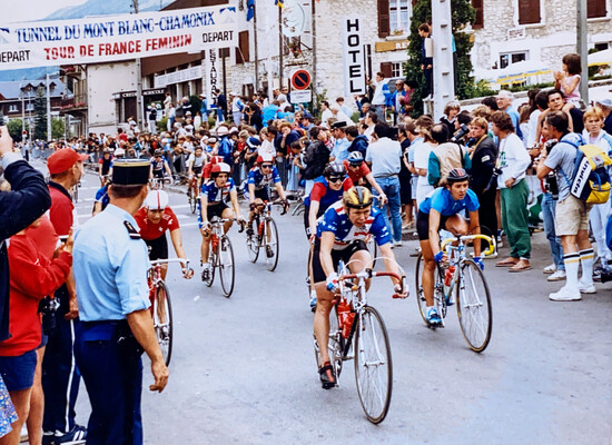 Teilnehmerinnen der Tour de France F&eacute;minin verlassen w&auml;hrend des Etappenrennens der Frauen in den 1980er Jahren den Startbereich in Chamonix.